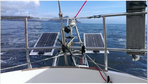 ajout de mini panneaux solaires flexible nautique
