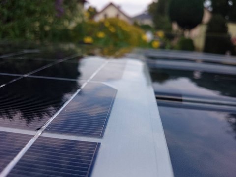 installation d'un panneau solaire van