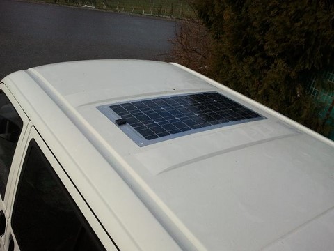 un panneau solaire flexible sur le VW