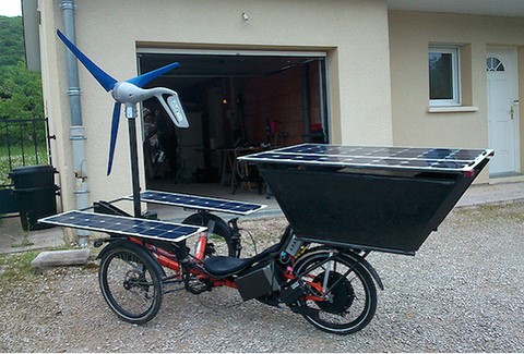 Vélo doté de panneaux solaires et d’une éolienne